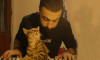 Kedisini uyandırmadan patileriyle piyano çalan türk genci, beğen butonunu çökertti
