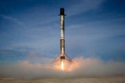 SpaceX Ay’a iniş yapacak ilk ticari uzay aracını fırlattı