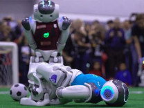 Yeşil sahalarda bu kez robot futbolcular top koşturdu