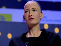 Kendini insan gibi hissetmediğini söyleyen robot Sophia