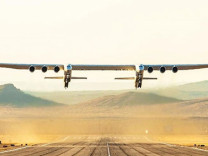 Dünyanın en büyük uçağı Roc ilk kez havalandı