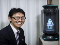 Hologramla evlenen Japon, eşiyle artık konuşamıyor