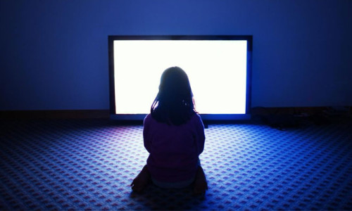 Gençler boş zamanlarında televizyon izliyor