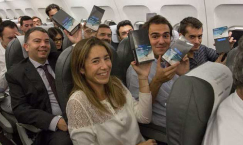 Uçuş sırasında tüm yolculara Note 8 hediye etti