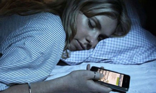 Bilim insanları cep telefonu ile uyumanın zararlarını araştırdı