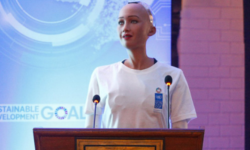 Robot Sophia BM Konferansı'nda konuştu