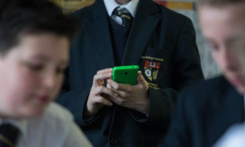 Fransa'da öğrencilerin cep telefonu kullanımı yasaklandı