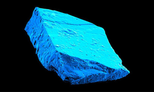 Meteor içinden çıkan mavi kristal Güneş sisteminin tarihine ışık tuttu