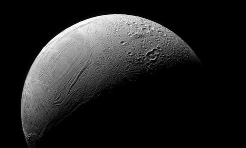 Satürn'ün uydusundaki 'kaplan sırtı deseni'nin sırrı çözüldü