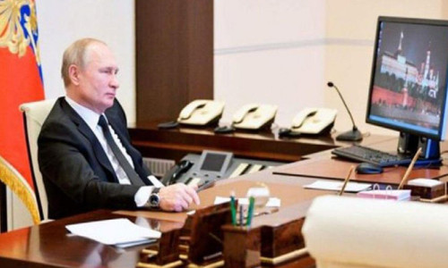 Dünya Putin’in fotoğrafındaki ayrıntıyı konuşuyor