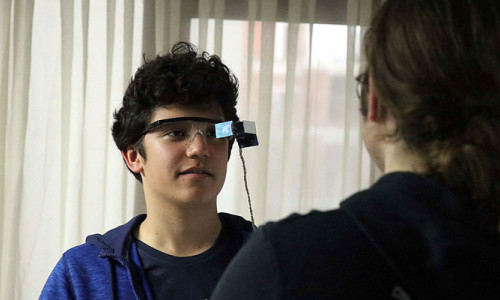 İşitme engelliler için 'alt yazılı' gözlük geliştirdiler