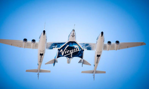 Virgin Galactic ilk kez bir yolcuyla uzay sınırında