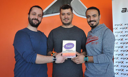 Türk mühendisler akıllı saatle en iyi teknoloji ödülünü aldı