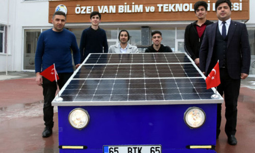 Vanlı öğrenciler, güneş enerjisiyle çalışan çift kişilik araç üretti