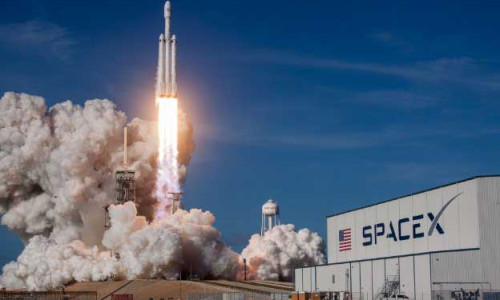 SpaceX Falcon Heavy roketinin fırlatılışını erteledi