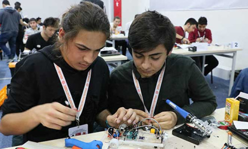 Öğrenciler 8 saatte robot yapıp yarıştırıyor