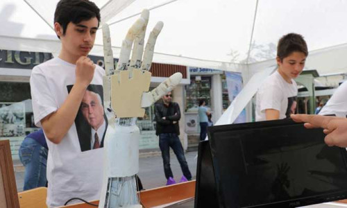 Öğrenciler robotik kol tasarladı