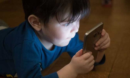 2-3 yaş öncesi çocuklar teknolojiyle tanıştırılmamalı