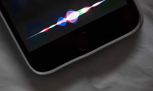 Apple Siri'nin kaydettiği sesleri insan operatörlere aktarma yöntemini askıya aldı