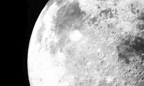 Ay'ın karanlık yüzeyinde görülmemiş bir madde bulundu