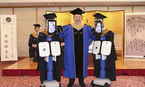 Korona virüs nedeniyle robotlar aracılığıyla mezun oldular