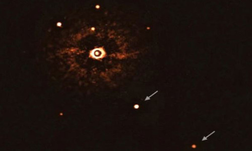 İlk kez güneş benzeri bir yıldız, çevresindeki gezegenler ile birlikte fotoğraflandı