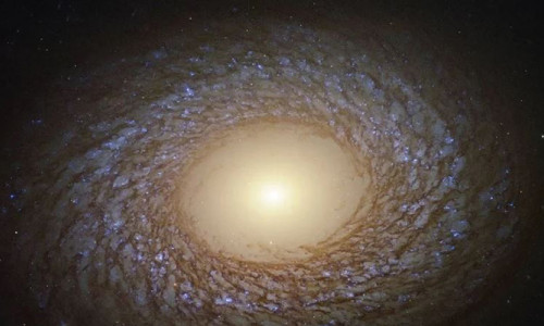 Hubble Teleskobu, “kabarık” bir galaksi görüntüledi