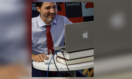 Başbakan, sahte MacBook kullanırken görüntülendi