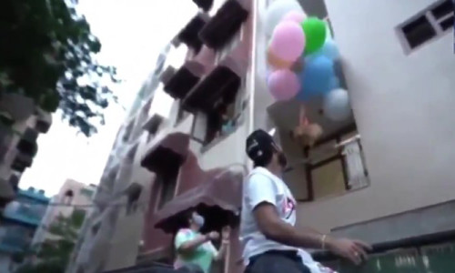 Hindistan'da köpeğini helyum balonla uçuran YouTuber tutuklandı