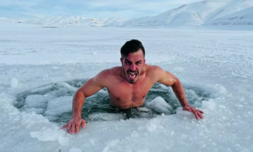 YouTuber buz tutmuş göle daldı, hipotermi tehlikesi geçirdi