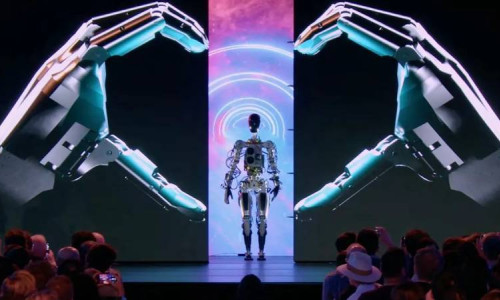 Tesla'nın insansı robotu Optimus görücüye çıktı