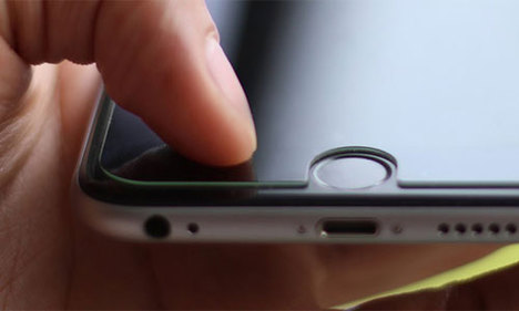 iPhone’a geri al tuşu ekleyen akıllı ekran filmi