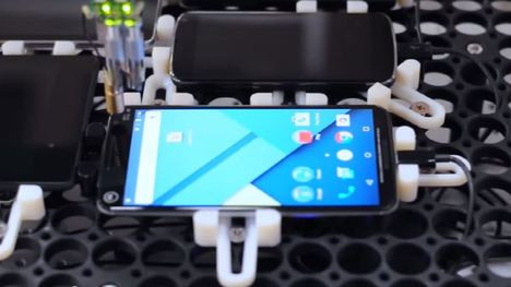 Google'dan ekranları test eden dokunmatik robot